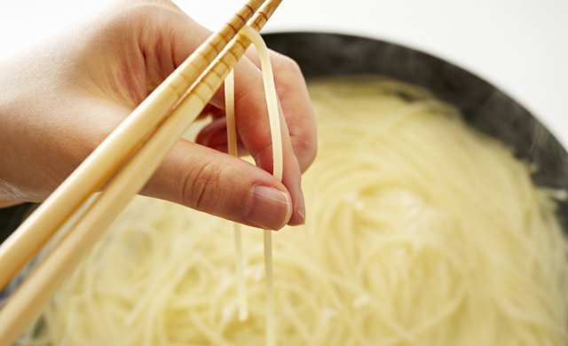 パスタのかたさを確かめている写真