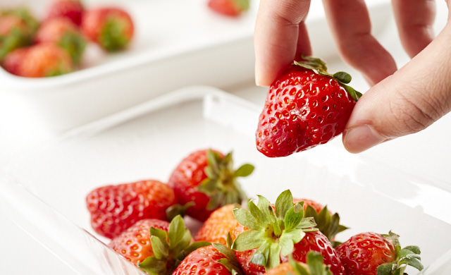 いちごを選別している写真
