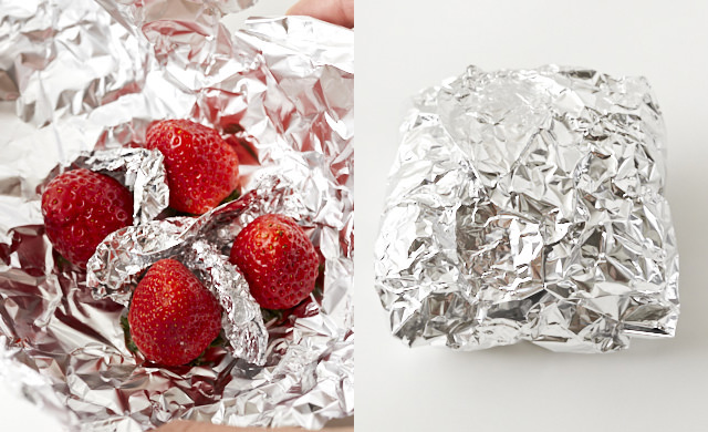 いちごをアルミホイルに並べている写真と包んだ写真