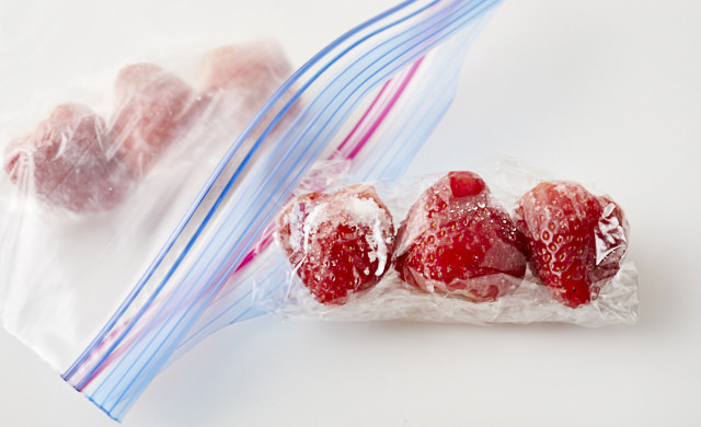 砂糖をまぶしたいちごを冷凍用保存袋に入れている写真