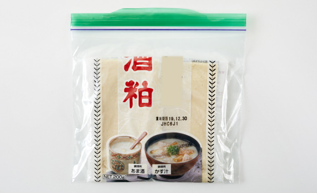 板状の酒粕を保存袋に入れた写真