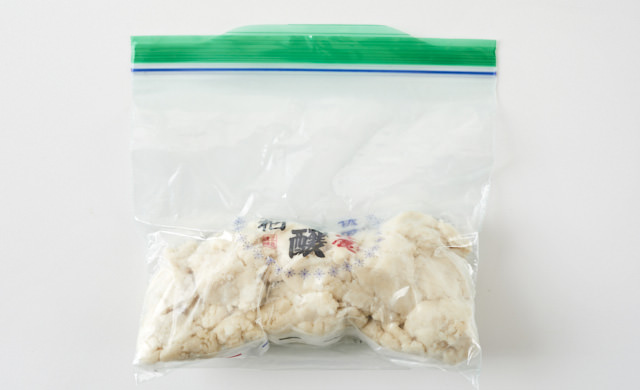 そぼろ状の酒粕を保存袋に入れた写真