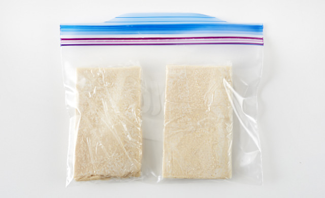 板状の酒粕を冷凍用保存袋に入れた写真