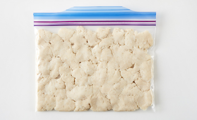 そぼろ状の酒粕を冷凍用保存袋に入れた写真