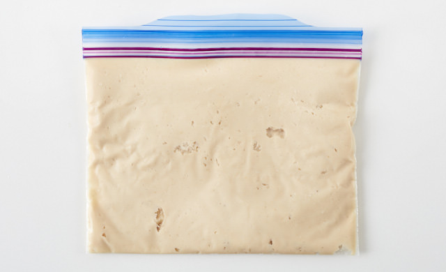 ペースト状の酒粕を冷凍用保存袋に入れた写真