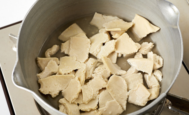 鍋に酒粕と水を入れた写真