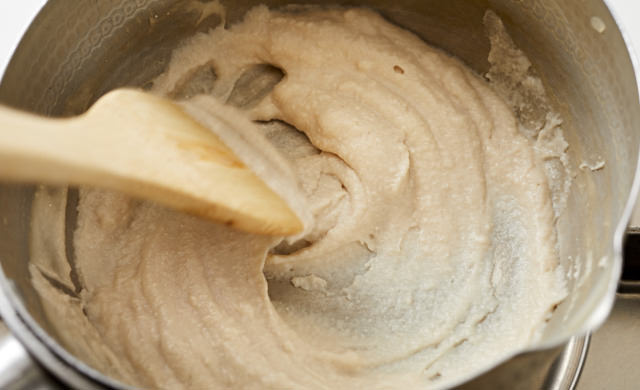 ペースト状になった酒粕の写真