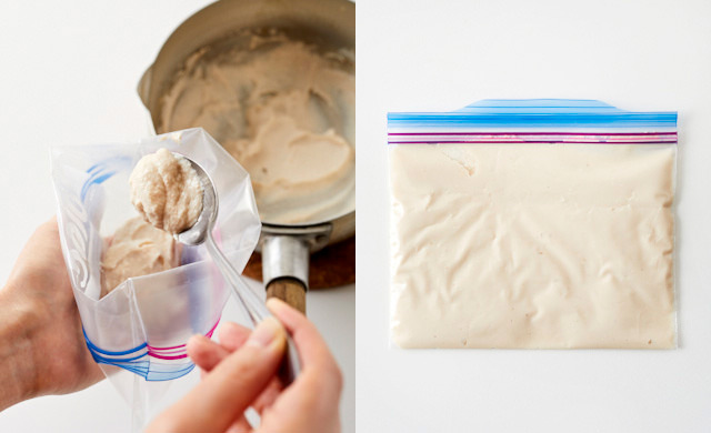 ペースト状の酒粕を冷凍用保存袋に入れた写真（左）酒粕を冷凍用保存袋に入れて薄く広げた写真（右）