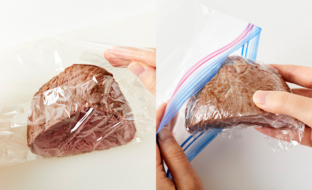 ローストビーフをラップで包む写真(左)ラップで包んだローストビーフを冷凍用保存袋にいれた写真(右)