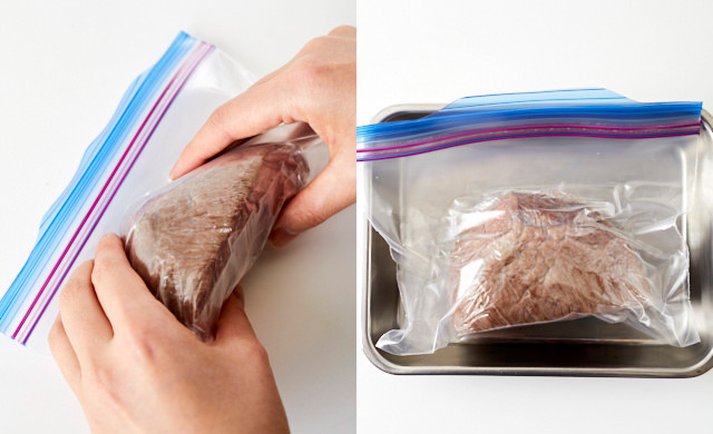 冷凍用保存袋の空気を押し出している写真(左)空気を抜いたローストビーフ入りの冷凍用保存袋を金属製のバットに乗せた写真(右)