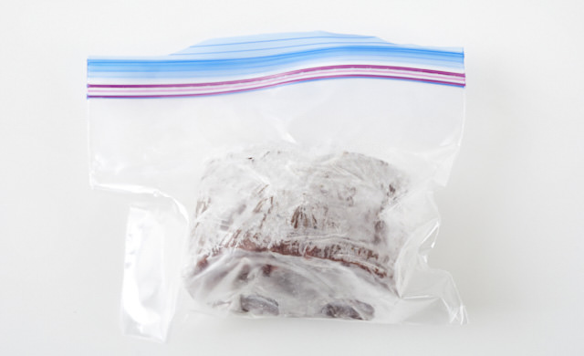 冷凍状態のローストビーフの写真