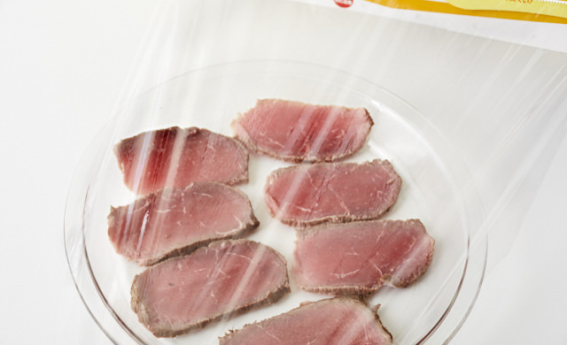 切ったローストビーフを皿に広げてラップをかけた写真