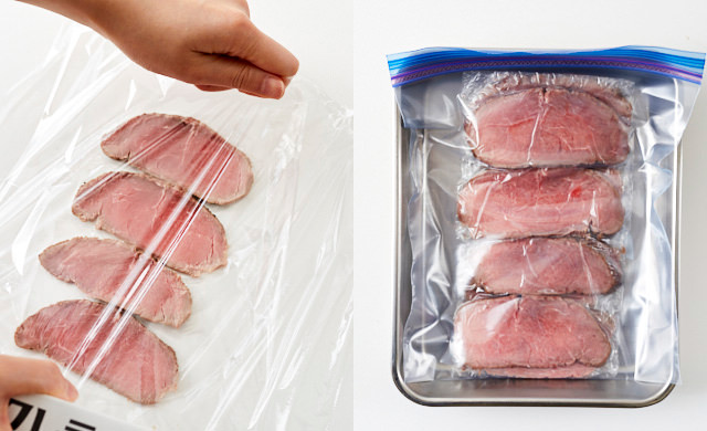 スライス状のローストビーフをラップで包んだ写真(左)冷凍用保存袋に入れ金属製のバットにのせた写真(右)