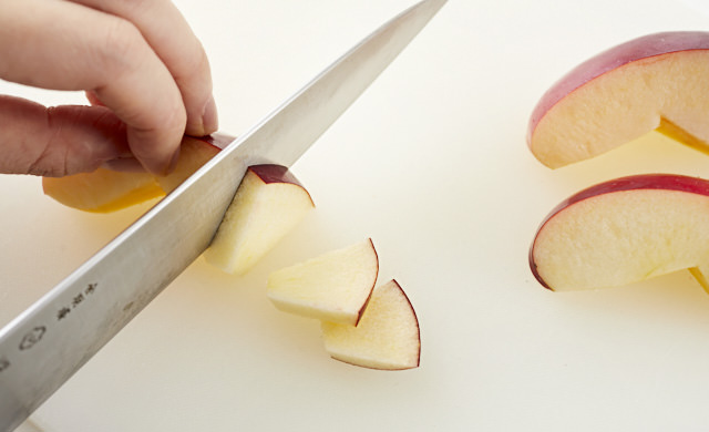 りんごをいちょう切りにした写真
