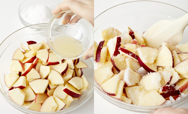 りんごにレモン汁を加えて混ぜている写真