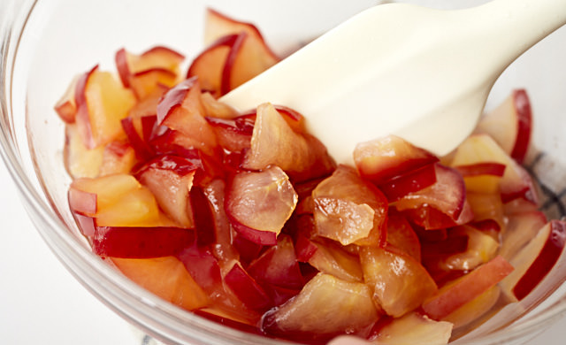 りんごを混ぜている写真