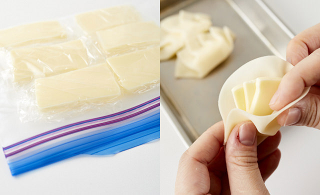 プロセスチーズと餃子の皮で包んでいる写真