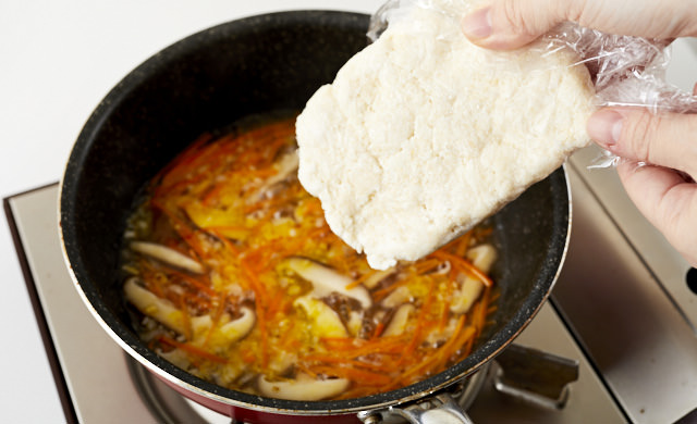 凍ったままのおからを加えているところの写真