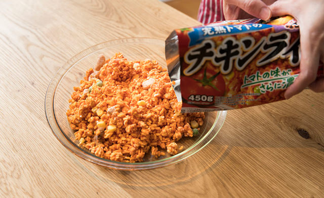 耐熱皿にチキンライスを入れる写真