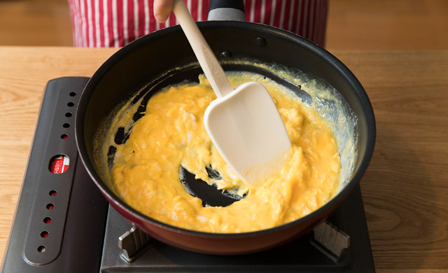 フライパンでスクランブルエッグを作る写真