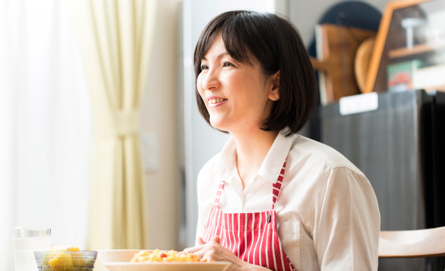 食事をしながら笑う阪下先生の写真