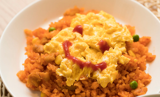 ふんわり卵のオムライス風にケチャップで絵を描いている写真