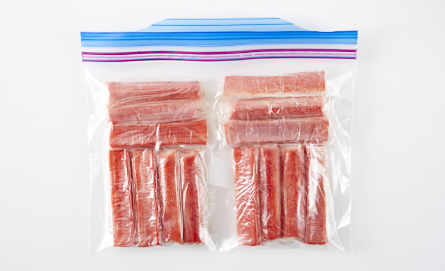 カニカマを冷凍用保存袋に入れた写真