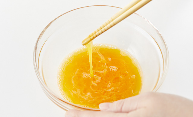 卵を菜箸で混ぜている写真