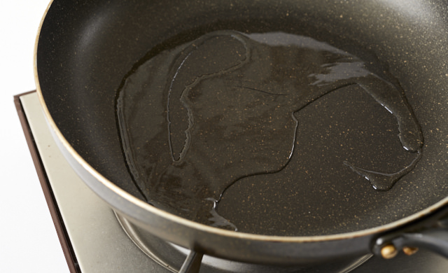 フライパンに油をなじませている写真