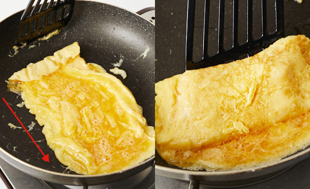 卵焼きを巻いている写真