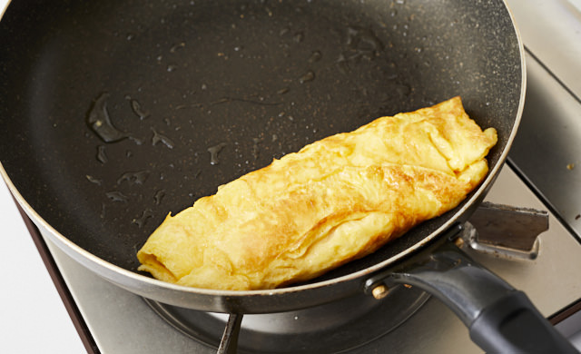 卵焼きを焼いている写真