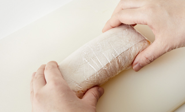 卵焼きの形をととのえている写真