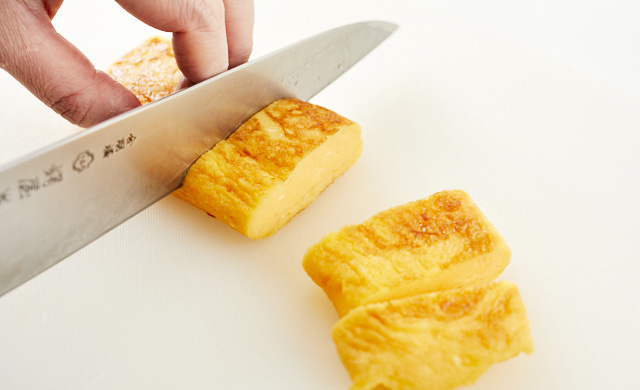 卵焼きを切っている写真
