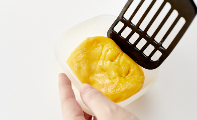 卵焼きの上下を返している写真