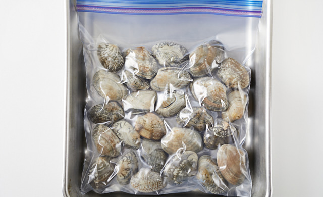 アルミのトレイに置いたあさりの写真