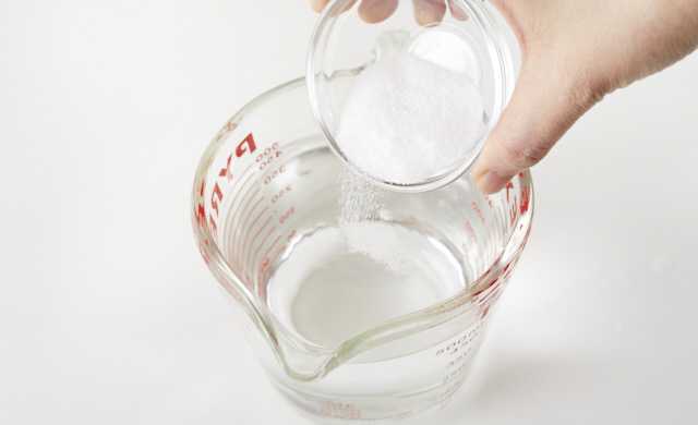 塩水を作っている写真