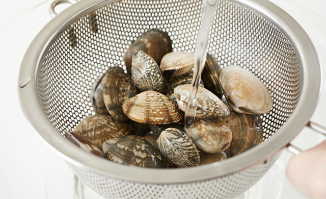 あさりを洗っている写真