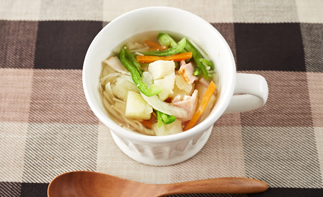 レンチンじゃがいもを使った野菜スープの写真