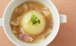 丸ごと玉ねぎのコンソメスープの写真