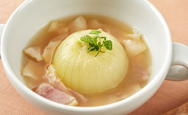 丸ごと玉ねぎのコンソメスープ写真