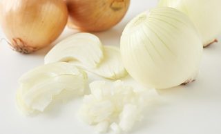 冷凍した玉ねぎと生の玉ねぎの写真