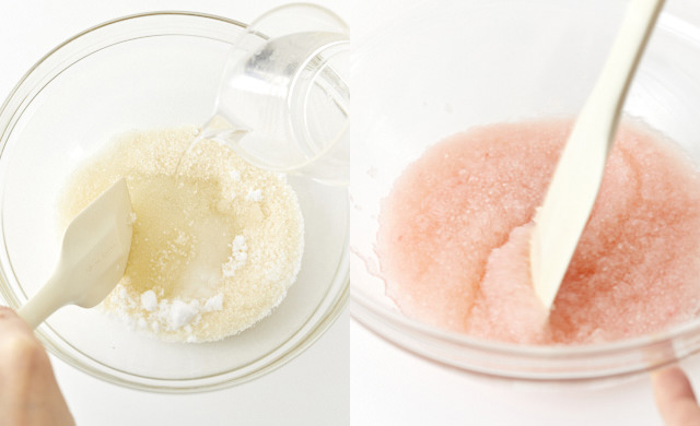 耐熱ボウルに材料を入れ混ぜ合わせている写真/食用色素で生地を色付けした写真