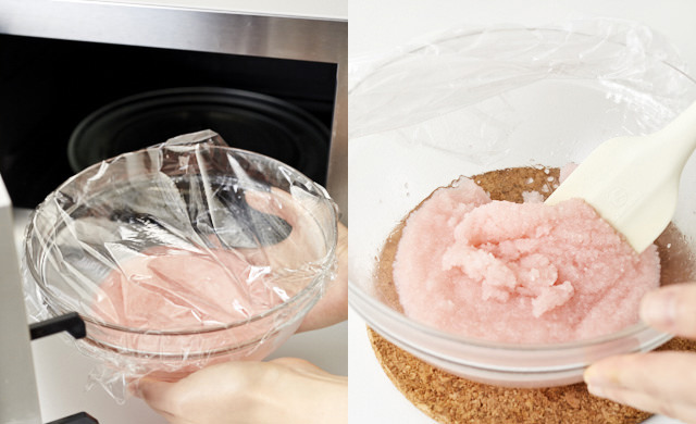 ボウルにラップをかけ電子レンジに入れる写真/生地を混ぜている写真