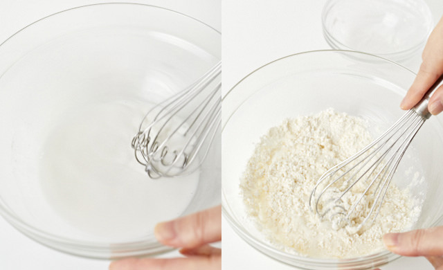 ボウルに白玉粉と水を入れかき混ぜている写真/白玉粉を溶かしたボウルに砂糖と薄力粉を混ぜ合わせた写真