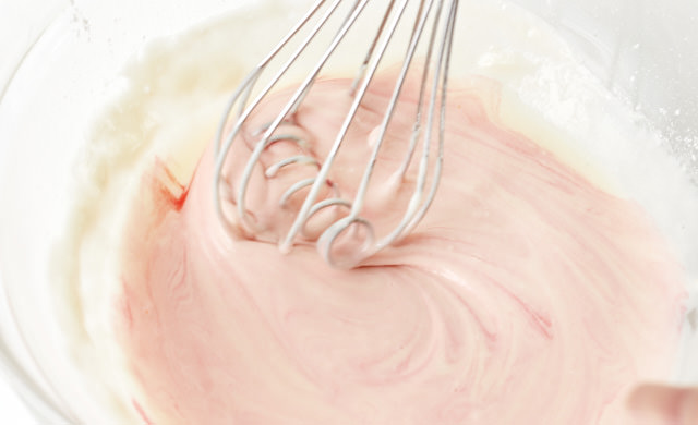 食用色素で生地に色をつけた写真