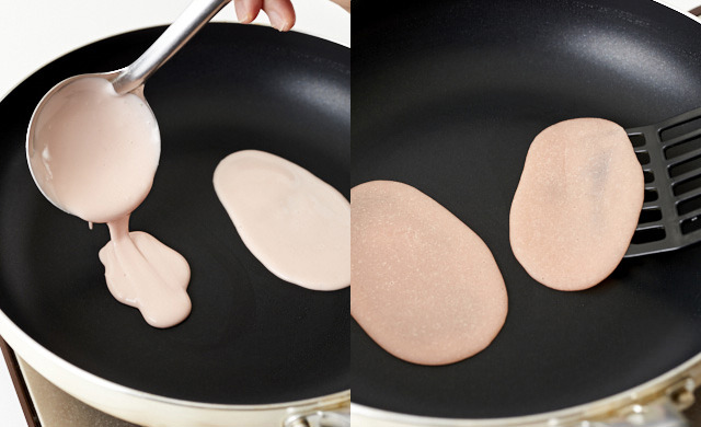 フライパンに生地を流し入れている写真/焼き上がりの写真