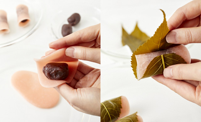 生地でこしあんを包んでいる写真/桜の葉の塩漬けで生地を包んでいる写真