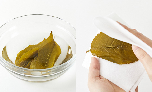 桜の葉の塩抜きをしている写真/桜の葉をキッチンペーパーで拭いている写真