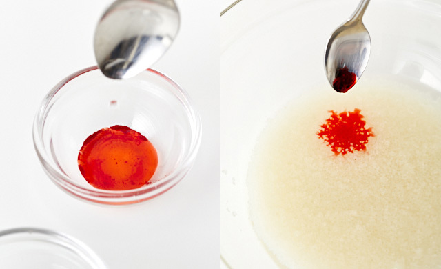 食用色素を水に溶かしている写真/溶かした食用色素で生地に色付けしている写真