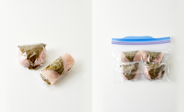 桜餅をラップに包んだ写真/ラップに包んだ桜餅を冷凍用保存袋に入れた写真